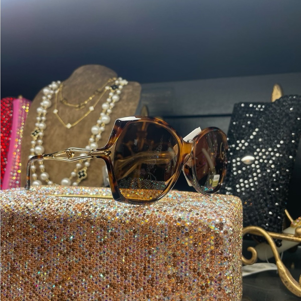 Elegant Tortoise Shell Sunglasses